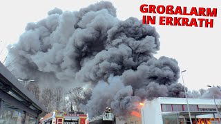 GROSSBRAND IN ERKRATH  Lagerhallenbrand mit massiver Rauchentwicklung  180 Kräfte im Großeinsatz [upl. by Kcaj]